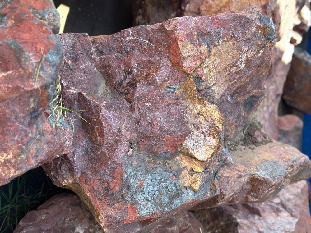 Камни для ландшафтного дизайна красно-фиолетовые 10-60 килограмм купить в Сахалине