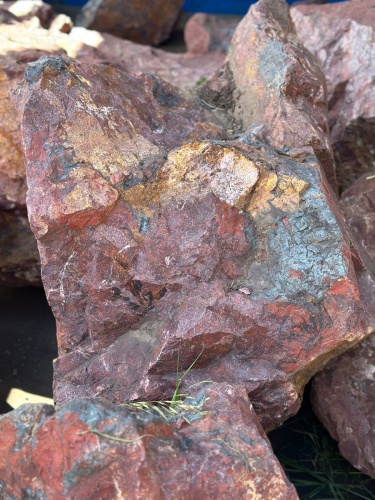 Камни для ландшафтного дизайна красно-фиолетовые 10-60 килограмм купить в Сахалине