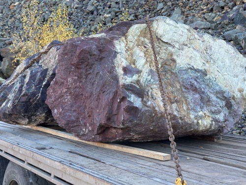 Огромные красно-фиолетовые валуны для ландшафтного дизайна весом более 5 тонн купить в Сахалине