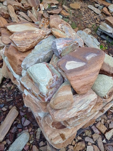 Златолит жёлтый, жёлто-зелёный глыбки и валуны для ланшафтного дизайна купить в Сахалине