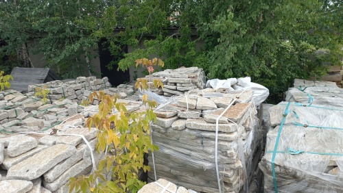 Плитняк галтованный гранитный для ландшафтного дизайна купить в Сахалине