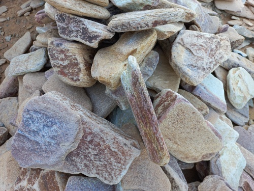 Златолит жёлтый, жёлто-зелёный глыбки и валуны для ланшафтного дизайна купить в Сахалине