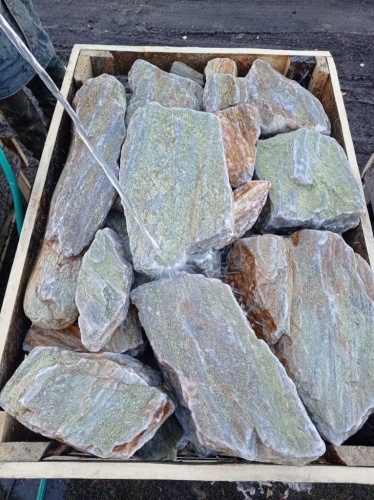 Златолит жёлтый, жёлто-зелёный глыбки и валуны для ланшафтного дизайна купить в Сахалине