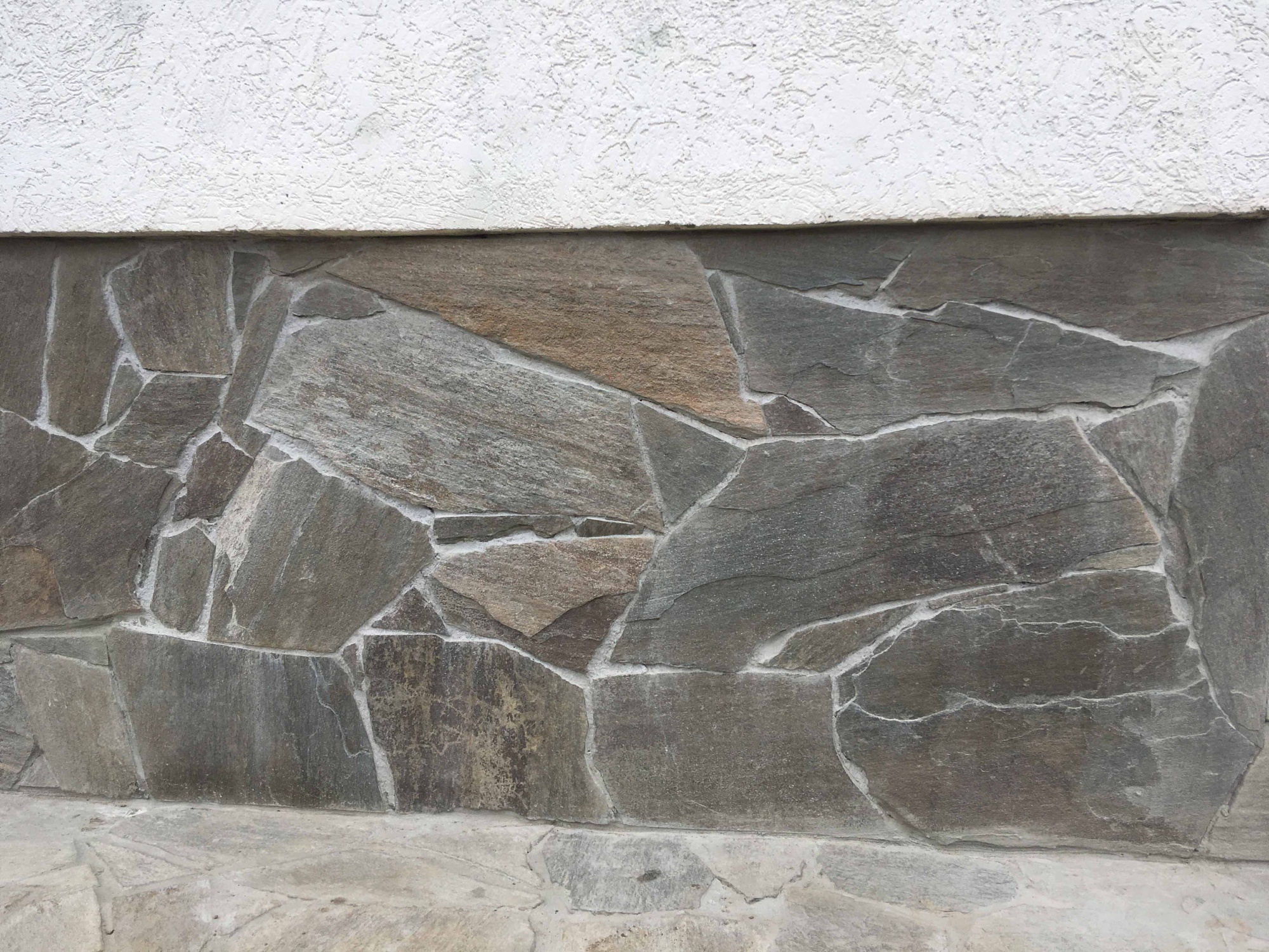 Плитняк златолит Уральский для цоколя, отмостки купить в Сахалине