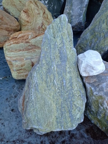 Златолит жёлтый, жёлто-зелёный глыбки и валуны для ланшафтного дизайна купить в Сахалине