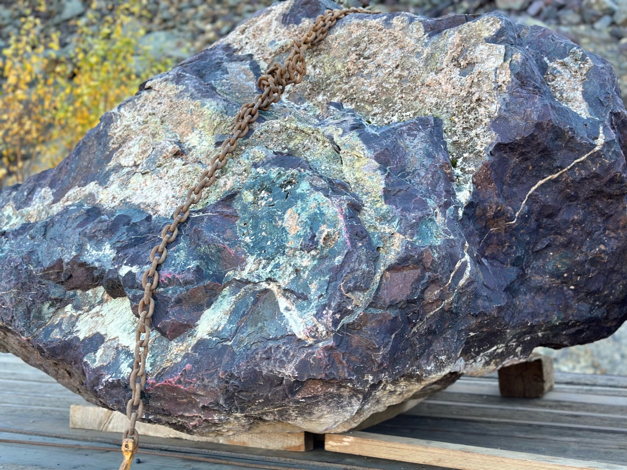 Огромные красно-фиолетовые валуны для ландшафтного дизайна весом более 5 тонн купить в Сахалине