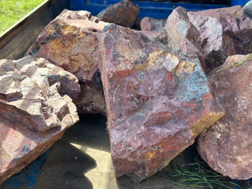 Ландшафтные глыбы красно-фиолетовые 200-1000 килограмм купить в Сахалине