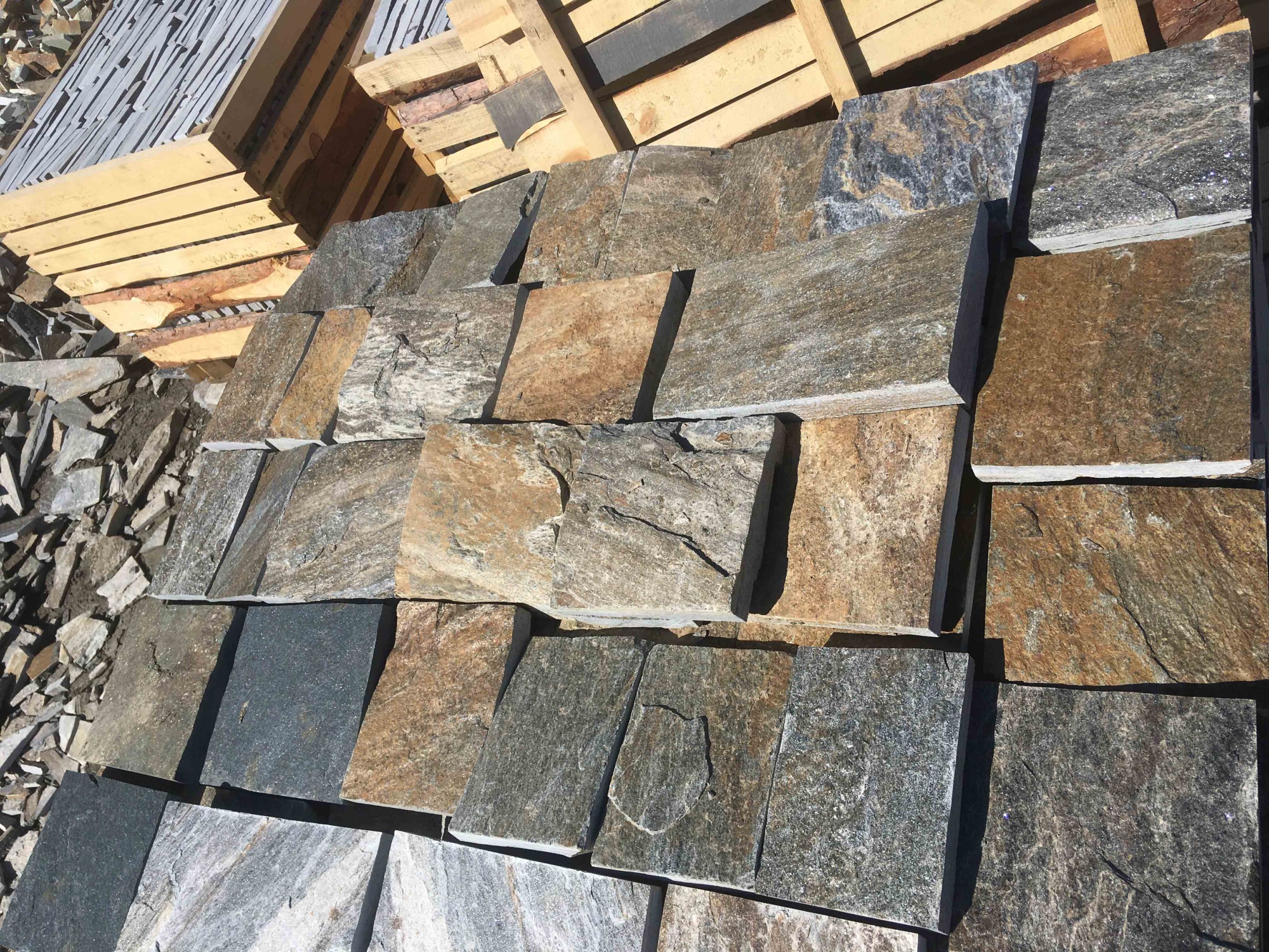 Плитка пилёная златолит Уральский для цоколя, отмостки купить в Сахалине