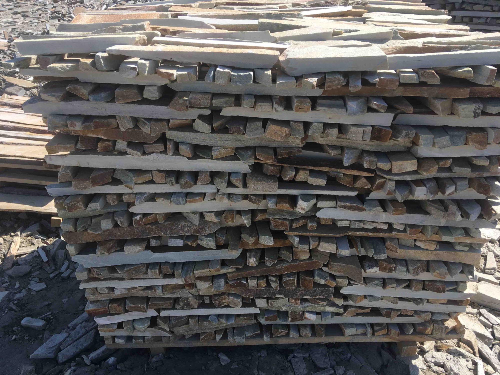 Горбушка златолит золотистый для облицовки купить в Сахалине