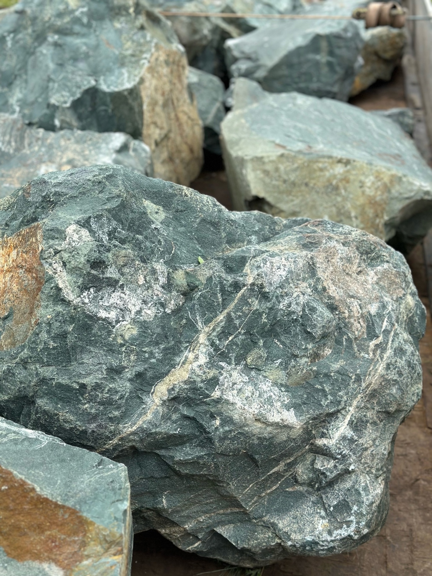 Камни для ландшафтного дизайна зелёные 10-60 килограмм купить в Сахалине