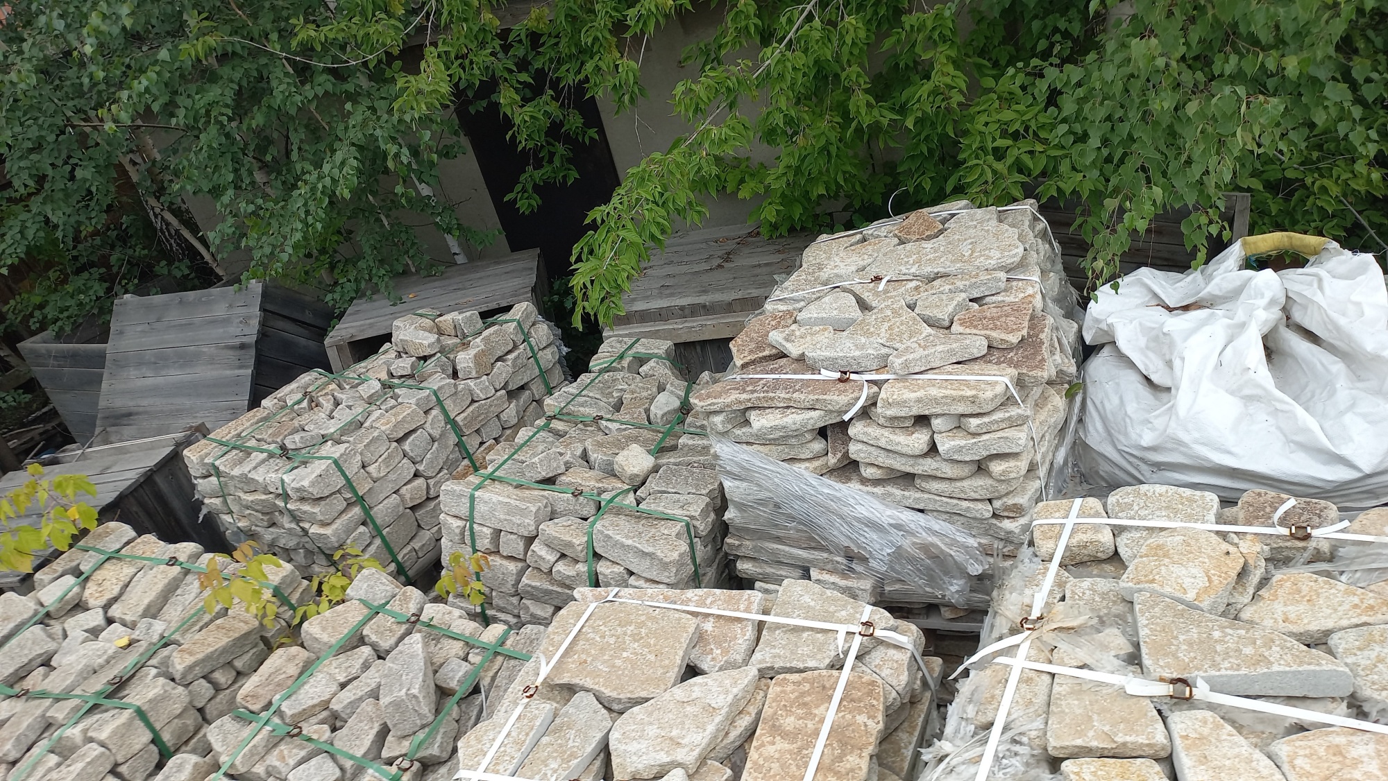 Плитняк гранитный галтованный купить в Сахалине