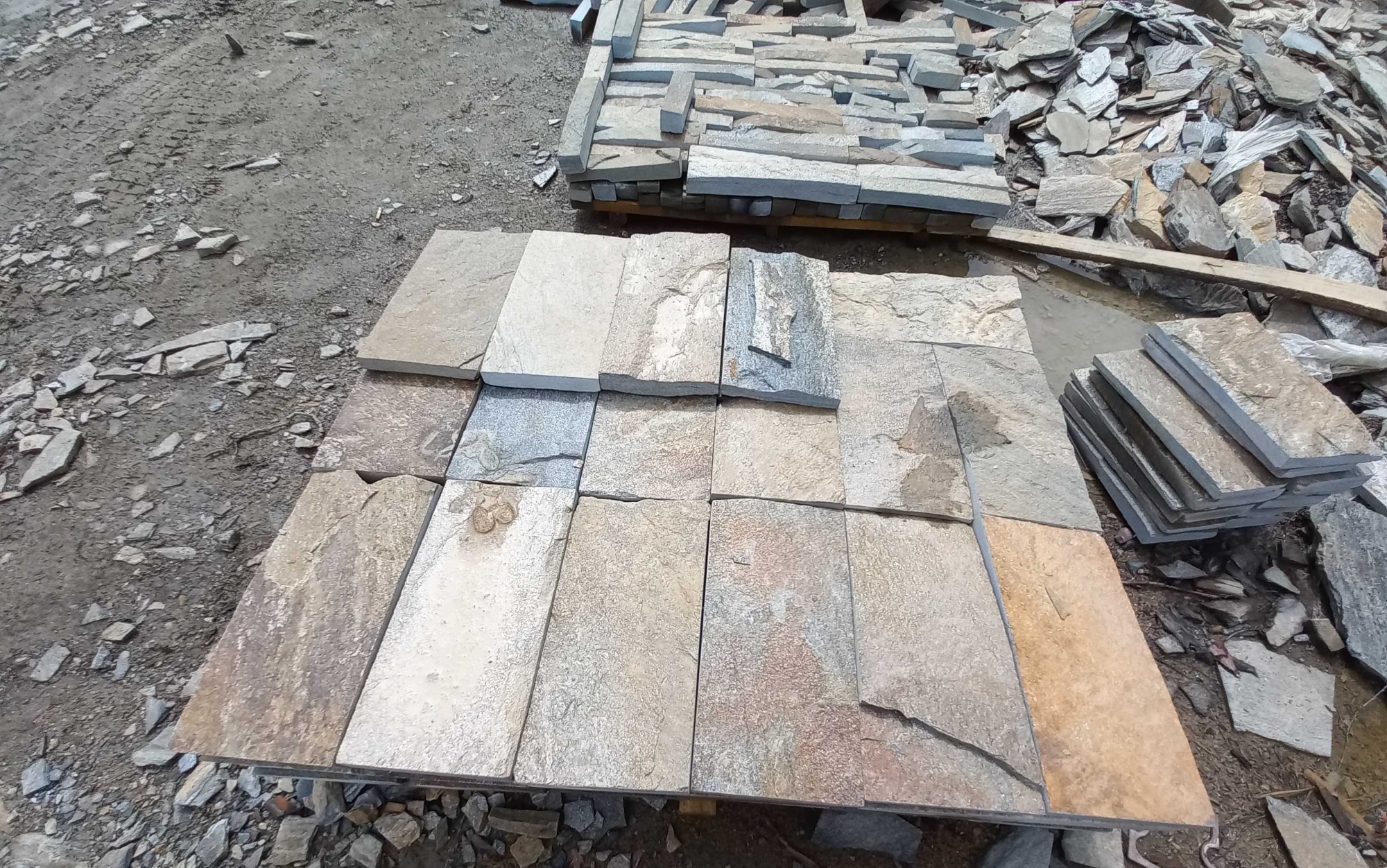 Плитка пилёная златолит Уральский для цоколя, отмостки купить в Сахалине