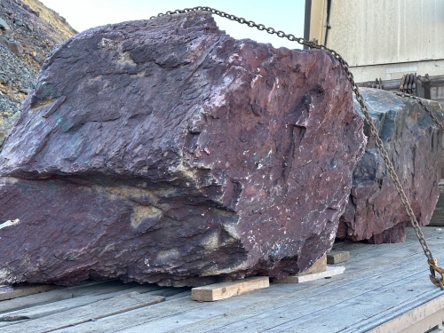 Огромные красно-фиолетовые валуны для ландшафтного дизайна весом более 5 тонн купить в Сахалине