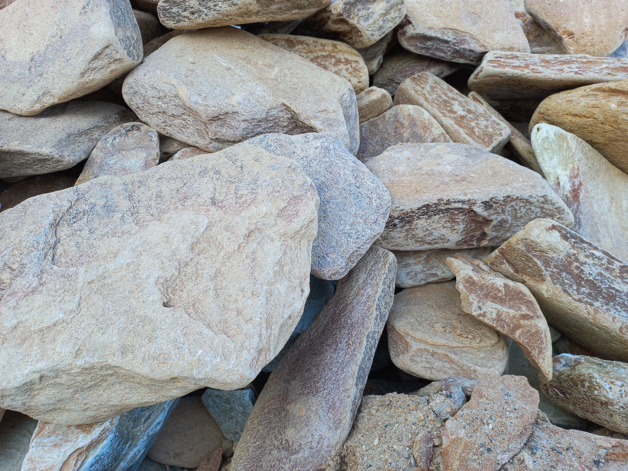 Златолит жёлтый, жёлто-зелёный глыбки и валуны для ланшафтного дизайна купить в Сахалине