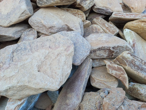 Златолит жёлтый, жёлто-зелёный глыбки и валуны для ланшафтного дизайна купить в Сахалине