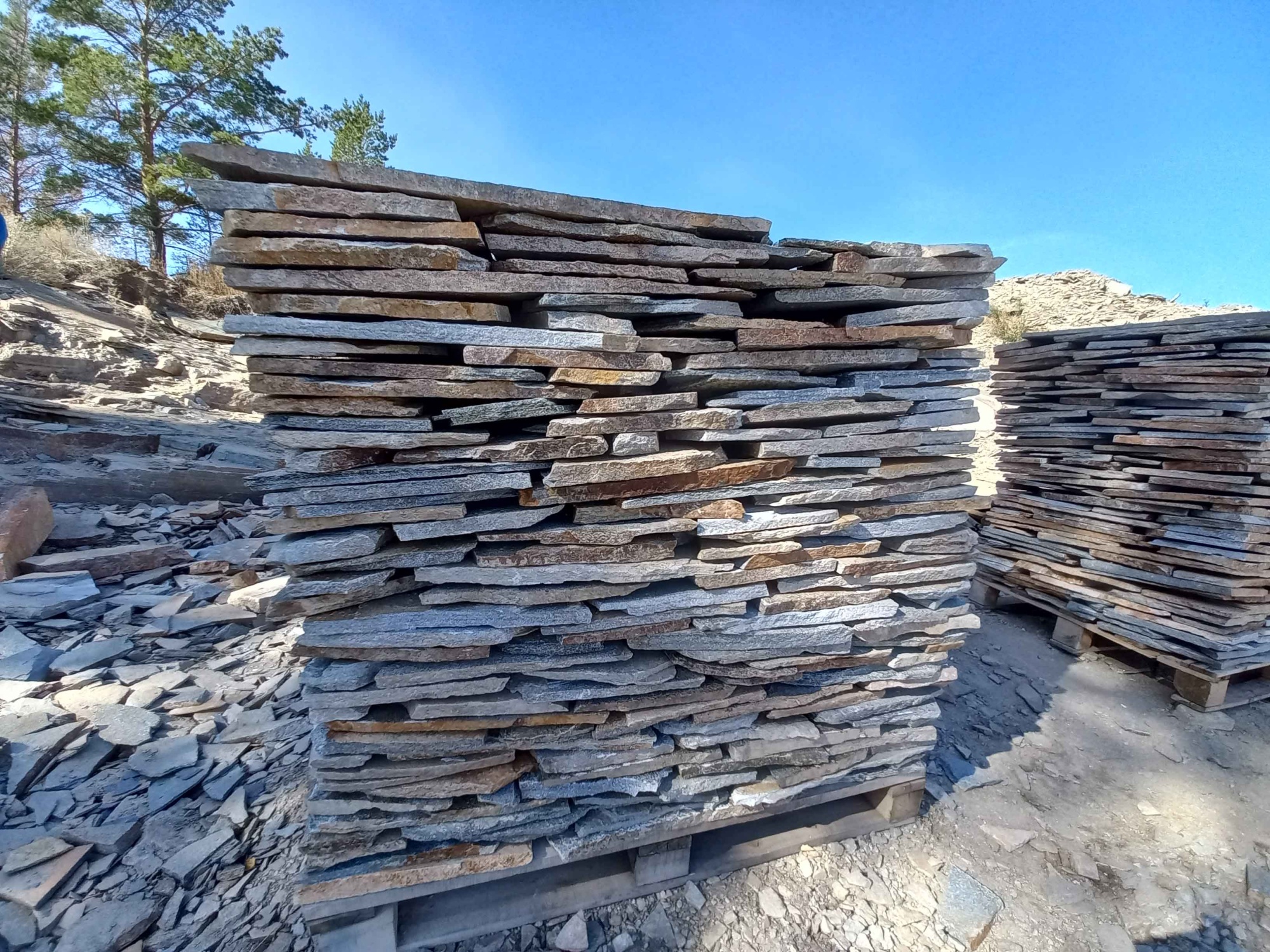 Плитняк златолит серебристый для фасада купить в Сахалине