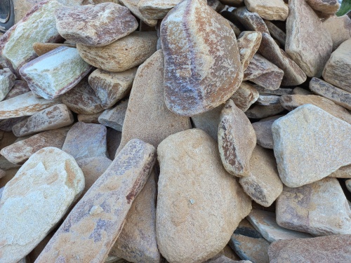 Златолит жёлтый, жёлто-зелёный глыбки и валуны для ланшафтного дизайна купить в Сахалине