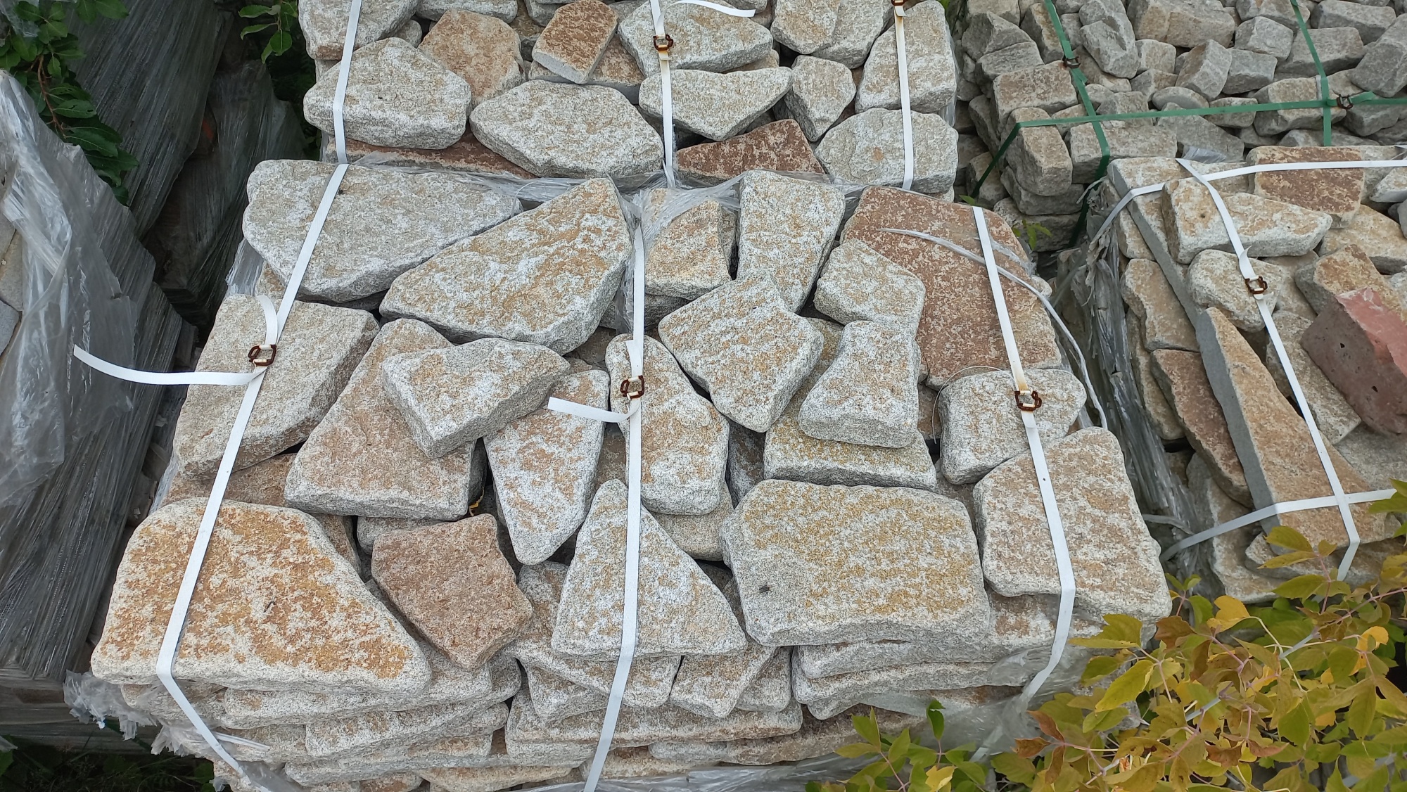 Плитняк галтованный гранитный для ландшафтного дизайна купить в Сахалине