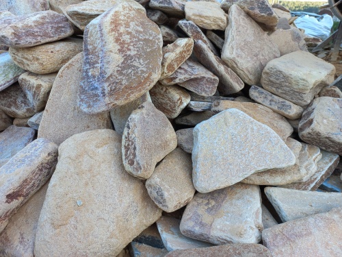 Златолит жёлтый, жёлто-зелёный глыбки и валуны для ланшафтного дизайна купить в Сахалине