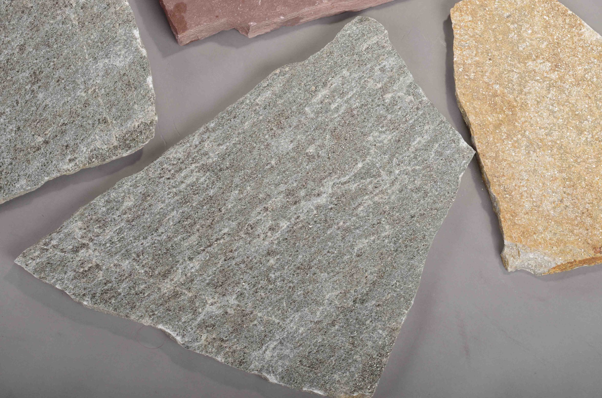 Плитняк златолит Уральский для цоколя, отмостки купить в Сахалине