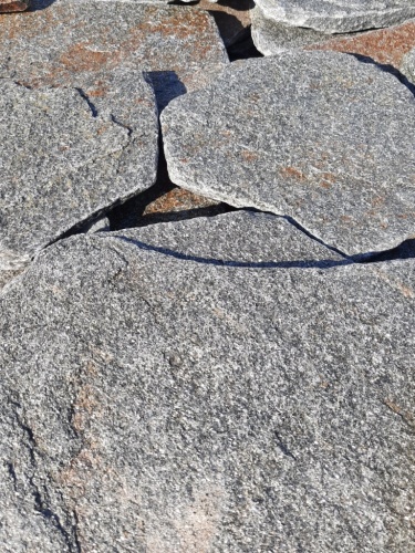 Златолит серебристый галтованный для лестниц купить в Сахалине