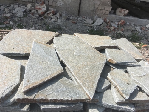 Златолит серебристый галтованный для лестниц купить в Сахалине